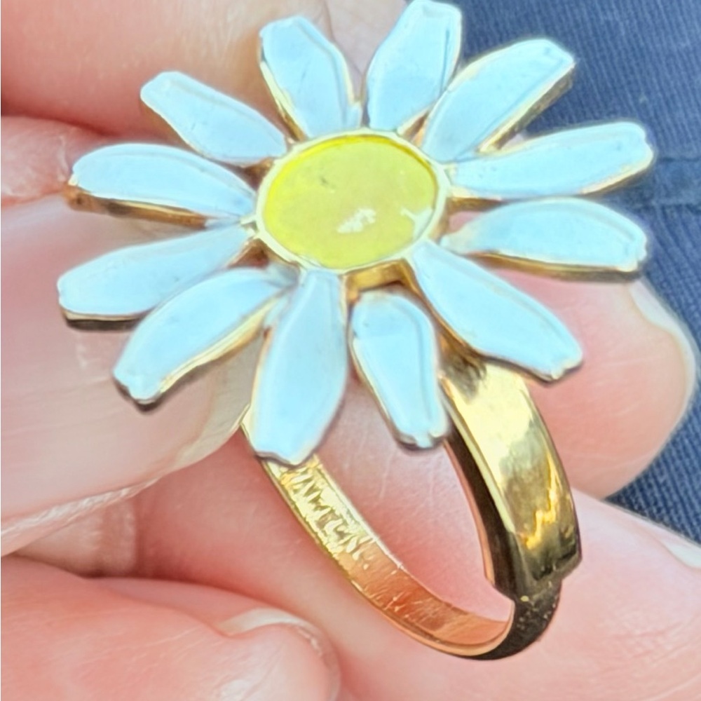 Gold and White Daisy Ring